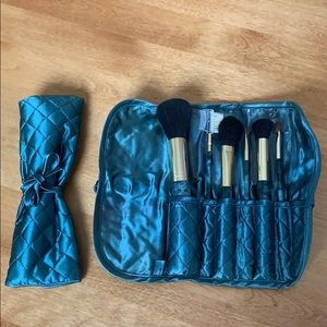 Makeup Brush set includes 7 brushes
